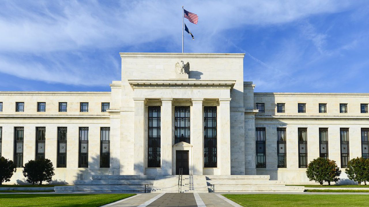 La Fed laisse entendre une hausse des taux plus tôt que prévu, provoquant une baisse des marchés US